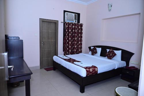 Tempat tidur dalam kamar di Hotel City Grand Varanasi