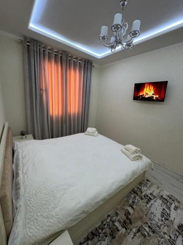 sypialnia z łóżkiem z malowidłem na ścianie w obiekcie City Plaza Park 1 w Samarkandzie