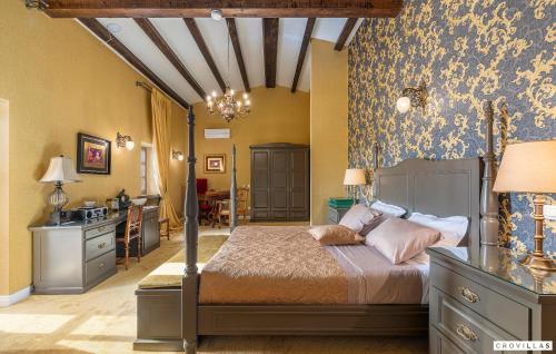 um quarto com uma cama e papel de parede azul em Carolus em Barat