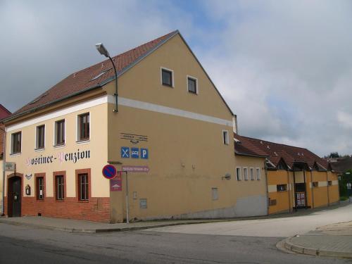 KunžakにあるPENZION U TOČÍKAの通り沿いにある建物
