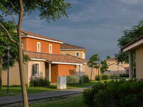 uma fila de casas numa rua em Home in Mediterranean style in Languedoc em Fabrègues