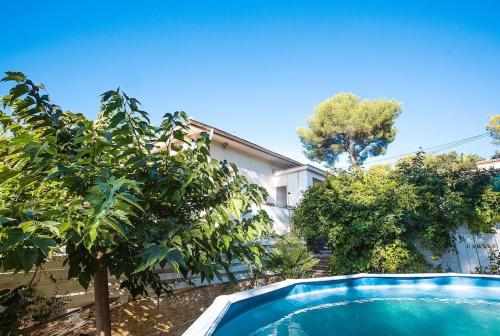 Photo de la galerie de l'établissement Le Pin parasol - Charmant 2 pièces avec piscine 4 personnes + bébé, à Saint-Raphaël