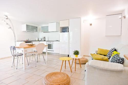 Photo de la galerie de l'établissement Le Pin parasol - Charmant 2 pièces avec piscine 4 personnes + bébé, à Saint-Raphaël