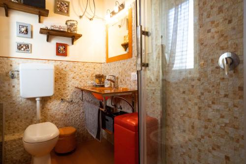 een badkamer met een toilet en een douche bij Hola Cathedral House in Palermo