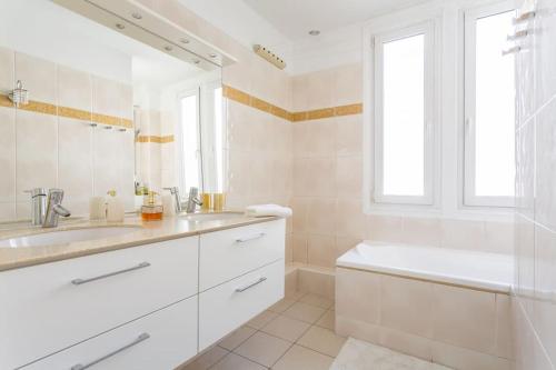 Elégant 4-room apartment near Arc de Triomphe and Palais des Congrès