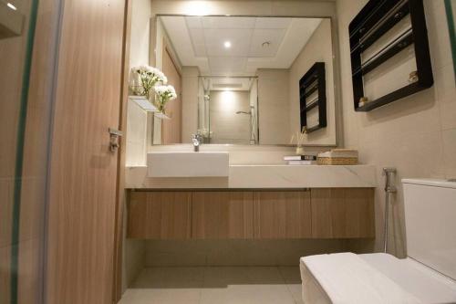 baño con lavabo y espejo grande en Cozy Studio with Burj view en Dubái