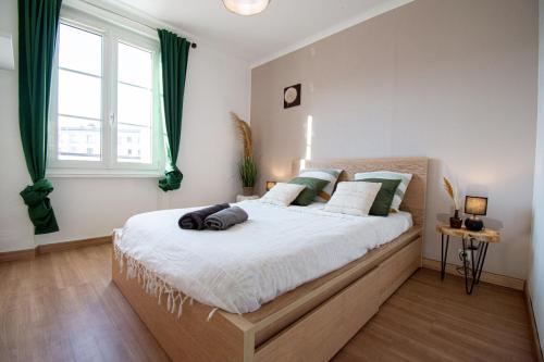 een slaapkamer met een groot bed en een raam bij La Roche dorée I Grand appartement centre ville in Brest