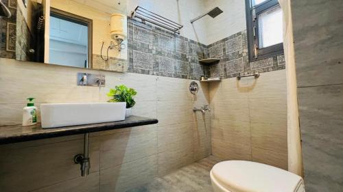 Olive Service Apartments - Medanta Medicity في جورجاون: حمام مع مرحاض ومغسلة ودش