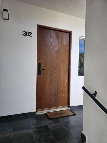 a large wooden door in a room with a tile floor at Estilo urbano: Depa. en el Corazón de la Ciudad in La Palmita