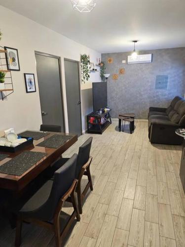 a living room with a table and a couch at Estilo urbano: Depa. en el Corazón de la Ciudad in La Palmita