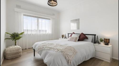 Tempat tidur dalam kamar di 2 bedroom apartment Waterfront Bayviews Geelong