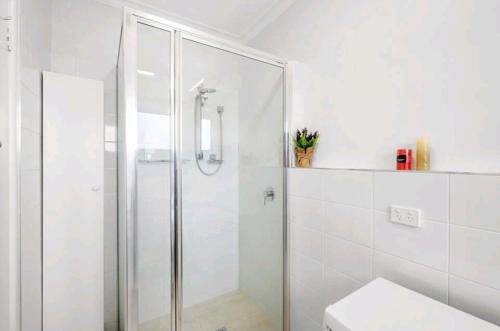 Kamar mandi di 2 bedroom apartment Waterfront Bayviews Geelong