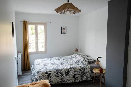 a bedroom with a bed and a window at Grande maison de ville MALO LEONE 250m2 pour 15 personnes proche du Puy du Fou in Mauléon