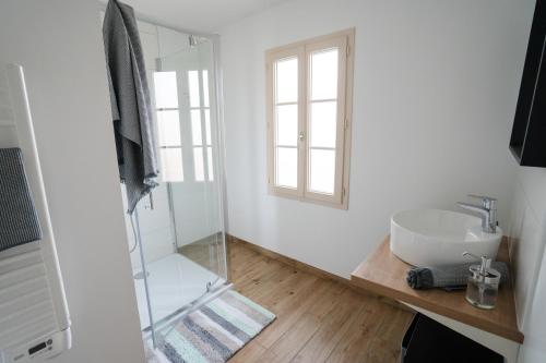 a bathroom with a sink and a glass shower at Grande maison de ville MALO LEONE 250m2 pour 15 personnes proche du Puy du Fou in Mauléon