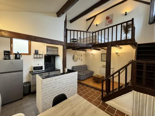 Il comprend une cuisine et un salon avec un escalier en colimaçon. dans l'établissement La Libération - Centre - 4 pers - Rêve au Mans, au Mans