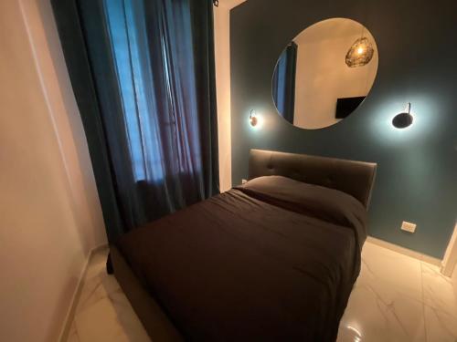 une chambre avec un lit et un miroir au mur dans l'établissement Appartement centre ville, à Nice
