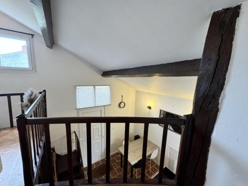 Cette chambre dispose d'un escalier avec une table et une fenêtre. dans l'établissement La Libération - Centre - 4 pers - Rêve au Mans, au Mans