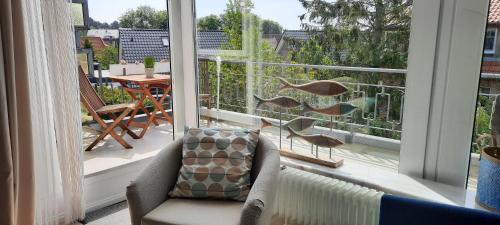 un soggiorno con divano e una grande finestra di Haus Panorama - Kleines Sternchen a Grömitz