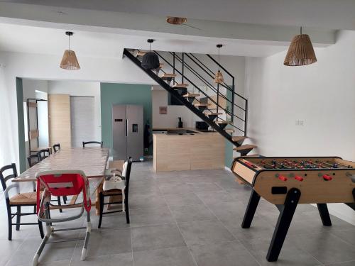 a living room with a table and a pool table at Cosy Casa in Saint-Romain-sur-Cher