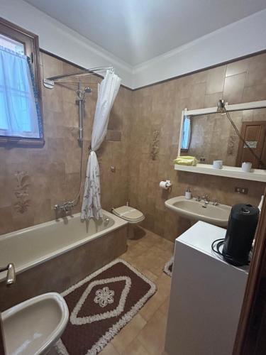 ein Badezimmer mit einer Badewanne, einem WC und einem Waschbecken in der Unterkunft B&B Relax in Miane