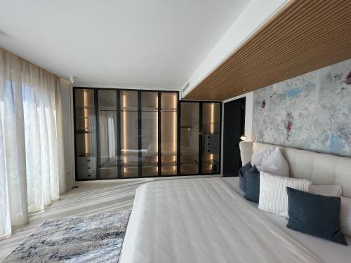 een slaapkamer met een groot bed en een groot raam bij GALA'Pe in Zadar