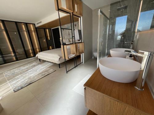 een badkamer met een groot bad en een bed bij GALA'Pe in Zadar