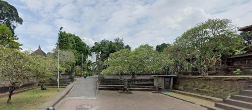 a park with stairs and trees and a building at Kelod Kangin Guest House in Sempidi