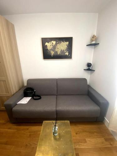 un salon avec un canapé et une table dans l'établissement Appartement proche mer, à Nice