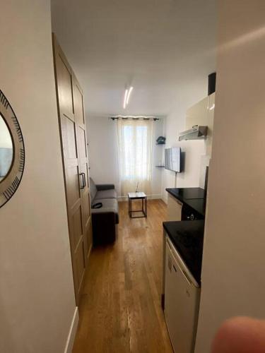 une pièce avec une cuisine et un salon dans l'établissement Appartement proche mer, à Nice