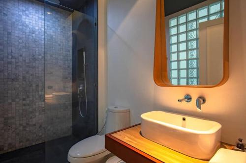 ein Badezimmer mit Waschbecken, Dusche und Toilette in der Unterkunft Luxury King Bed Apartment with Pool View and Sauna in Rawai Beach