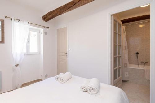 a white bedroom with two white towels on a bed at LA PAIA - BRAND NEW FLAT 3 Guests OLD TOWN 5 min. from beach in Antibes