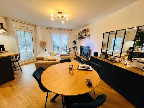 un salon avec une table et un canapé dans l'établissement JO Paris 2024, à Saint-Ouen