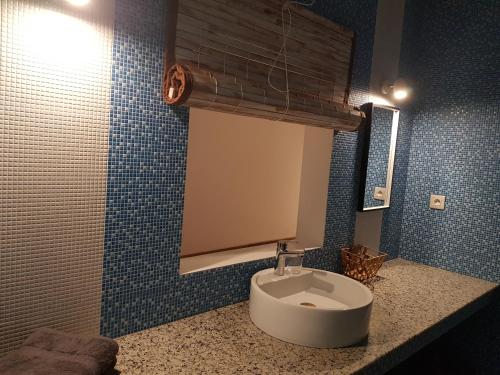 y baño con lavabo y espejo. en Villas Rocher - Junior Suite 2C en Grand Baie