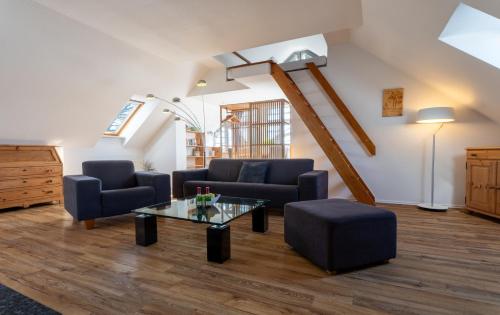 uma sala de estar com dois sofás azuis e uma mesa em Bussard em Zinnowitz