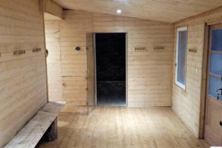 ein leeres Zimmer mit einer Tür und einer Holzwand in der Unterkunft chambre sérénité in Condé-sur-Noireau