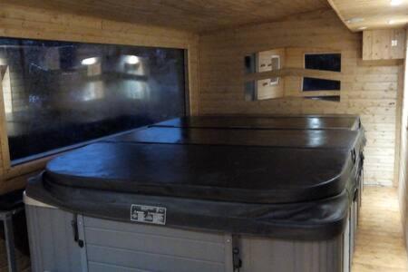 eine Küche mit einer schwarzen Arbeitsplatte in einem Zimmer in der Unterkunft chambre sérénité in Condé-sur-Noireau