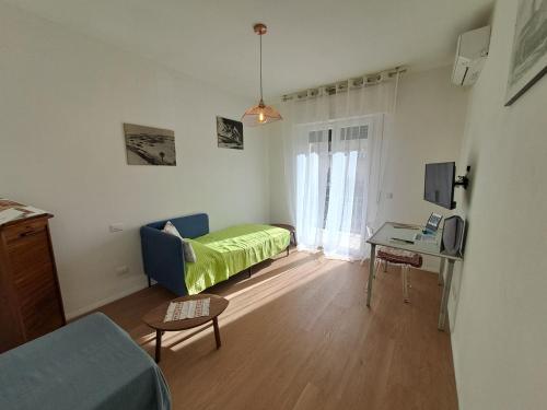 uma sala de estar com um sofá e uma mesa em Bubi's apartment, intero appartamento di 65mq em Livorno