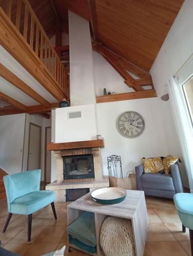 un salon avec un canapé et une cheminée dans l'établissement Maison de montagne au calme avec cheminée, à Poubeau