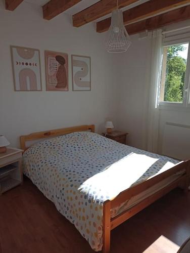 une chambre avec un lit et une fenêtre dans l'établissement Maison de montagne au calme avec cheminée, à Poubeau