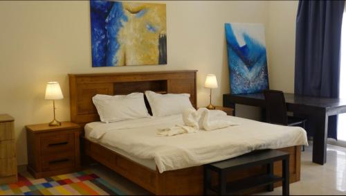 Cama ou camas em um quarto em PRIVATE ROOM WITH WASHROOM AND BALCONY