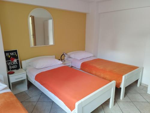 2 Betten in einem Zimmer mit Spiegel in der Unterkunft Apartment Marta in Split