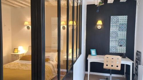 - une chambre avec un lit, une table et un bureau dans l'établissement Duplex 60 m2 bord de Loire, à Blois