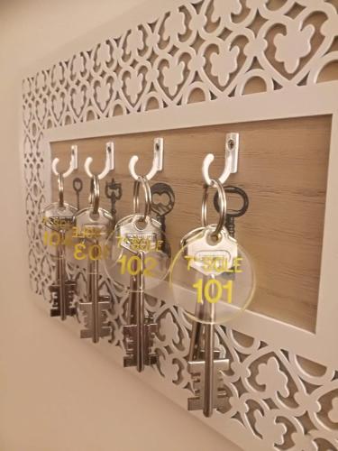 a group of keys hanging from a wall at SETTIMO SOLE Affitta Camere in Taranto
