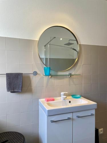 une salle de bain avec un lavabo et un miroir dans l'établissement Casa Nelly, à Porticcio