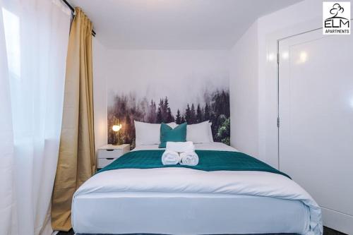 1 dormitorio con 1 cama con 2 toallas en Cozy 1 Bedroom Apartment, Prime Location , Free Parking en Mánchester