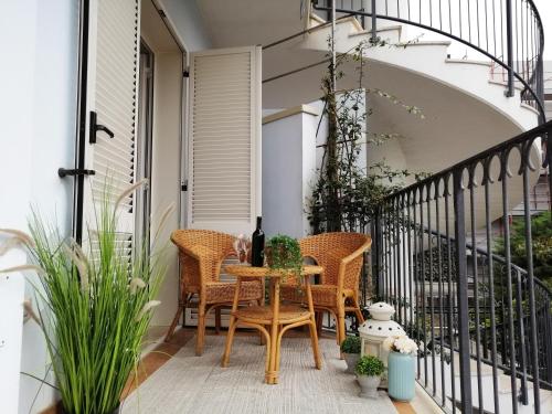 En balkon eller terrasse på Holihome_Casa di Stefano 50m dal mare