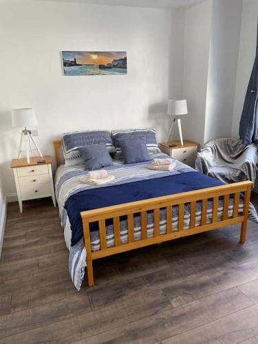 Postel nebo postele na pokoji v ubytování Guest Suite in Porthleven With Private Garden