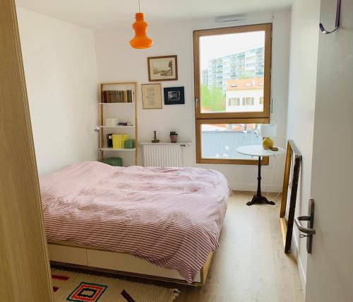 - une petite chambre avec un lit et une fenêtre dans l'établissement Appart 61 m2, lumineux, sans vis à vis, balcon, à Montreuil