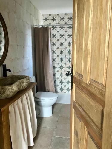 a bathroom with a toilet and a sink at El Rincón de Willy in Zazuar