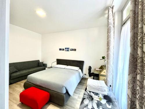 a bedroom with a bed and a couch at [AlpinHome] Family & Friends in Trento